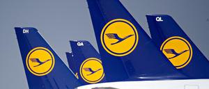 Maschinen der Lufthansa stehen auf dem Flughafen „Franz Josef Strauß“ in München 