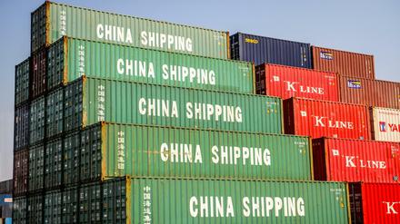 Container mit der Aufschrift „China Shipping“ liegen aufgestapelt im Containerhafen von Shanghai.