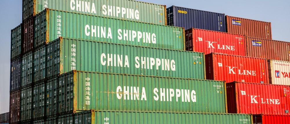 Container mit der Aufschrift „China Shipping“ liegen aufgestapelt im Containerhafen von Shanghai.