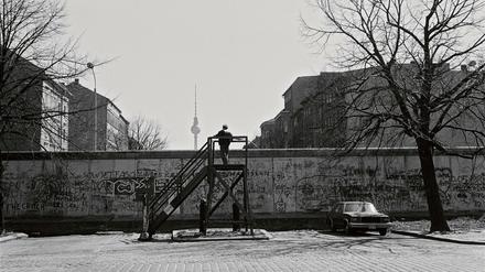 Blick nach Drüben. Bernauer Straße/Brunnenstraße, 1987.