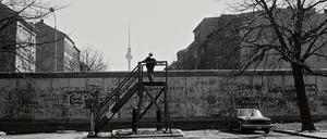 Blick nach Drüben. Bernauer Straße/Brunnenstraße, 1987.