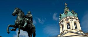 Das Reiterstandbild des Großen Kurfürsten im Ehrenhof des Schlosses Charlottenburg in Berlin. 