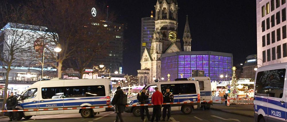 Die Polizei hat den Weihnachtsmarkt auf dem Breitscheiplatz geräumt.
