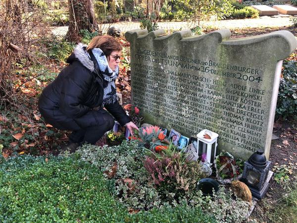 Anke George-Stenger vor der Stele mit den Namen von 43 Tsunami-Opfern aus Berlin und Brandenburg.