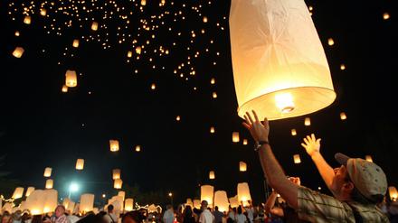 Gedenken in Khao Lak: Einheimische und Besucher lassen Himmelslaternen steigen – zum fünften Jahrestag 2009.