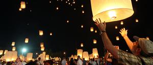 Gedenken in Khao Lak: Einheimische und Besucher lassen Himmelslaternen steigen – zum fünften Jahrestag 2009.