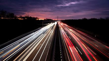Autos fahren auf der A2 direkt in den Sonnenuntergang.