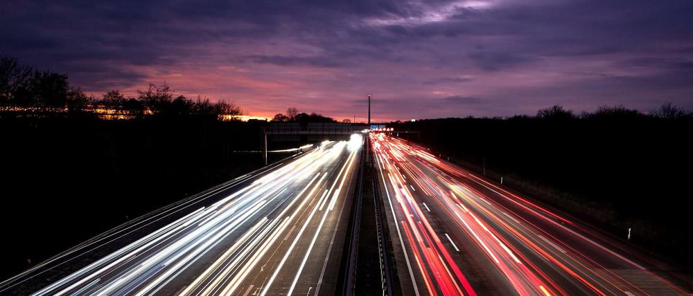 Autos fahren auf der A2 direkt in den Sonnenuntergang.