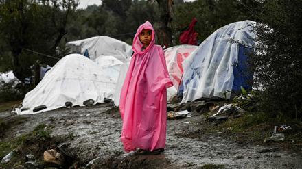 Ein Mädchen vor dem Camp Moria auf Lesbos