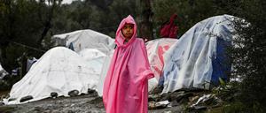 Ein Mädchen vor dem Camp Moria auf Lesbos