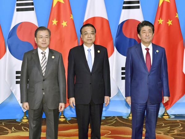 Dreiergipfel in Chengdu: (von links) Südkoreas Moon Jae In, Chinas Li Keqiang und Japans Shinzo Abe.