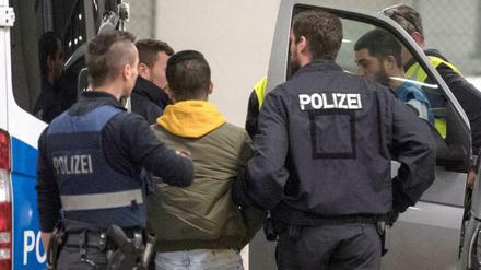 Die Bundespolizei führt einen Afghanen zu einem Abschiebeflug.