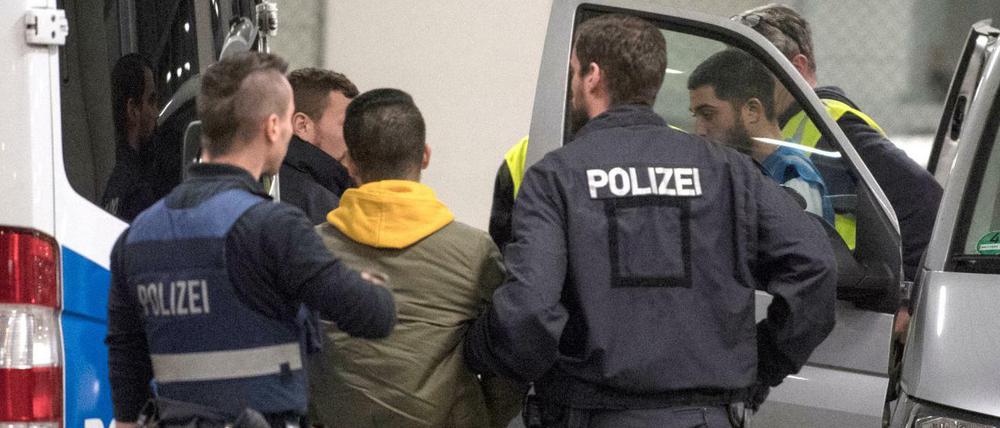 Die Bundespolizei führt einen Afghanen zu einem Abschiebeflug.