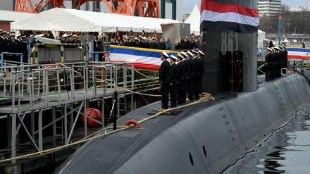 Besatzungsmitglieder stehen 2016 auf der Werft von ThyssenKrupp Marine Systems bei der Übergabe eines neuen U-Bootes an die Marine der Arabischen Republik Ägypten auf dem Boot "S-41".