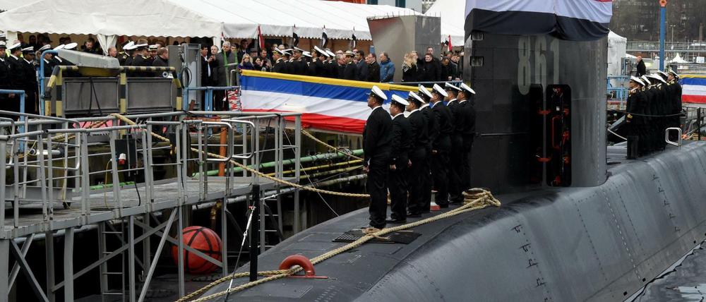 Besatzungsmitglieder stehen 2016 auf der Werft von ThyssenKrupp Marine Systems bei der Übergabe eines neuen U-Bootes an die Marine der Arabischen Republik Ägypten auf dem Boot "S-41".