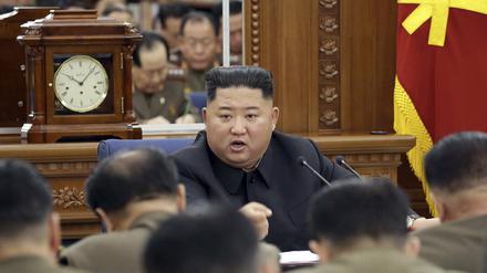 Nordkoreas Machthaber Kim Jong Un bei einem Treffen mit Militärs