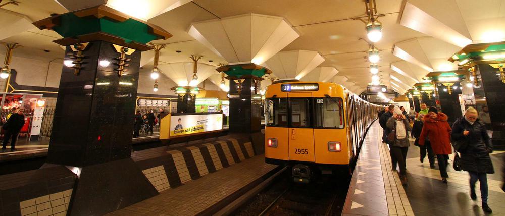 Endhaltestelle. Die U7 fährt bis zum U-Bahnhof Rathaus Spandau, Baujahr 1984, Architekt Rainer G. Rümmler. 