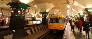 Endhaltestelle. Die U7 fährt bis zum U-Bahnhof Rathaus Spandau, Baujahr 1984, Architekt Rainer G. Rümmler. 