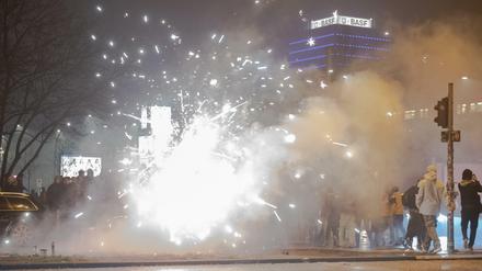 Silvester-Feuerwerk auf der Oberbaumbrücke zwischen den Berliner Stadtteilen Kreuzberg und Friedrichshain.