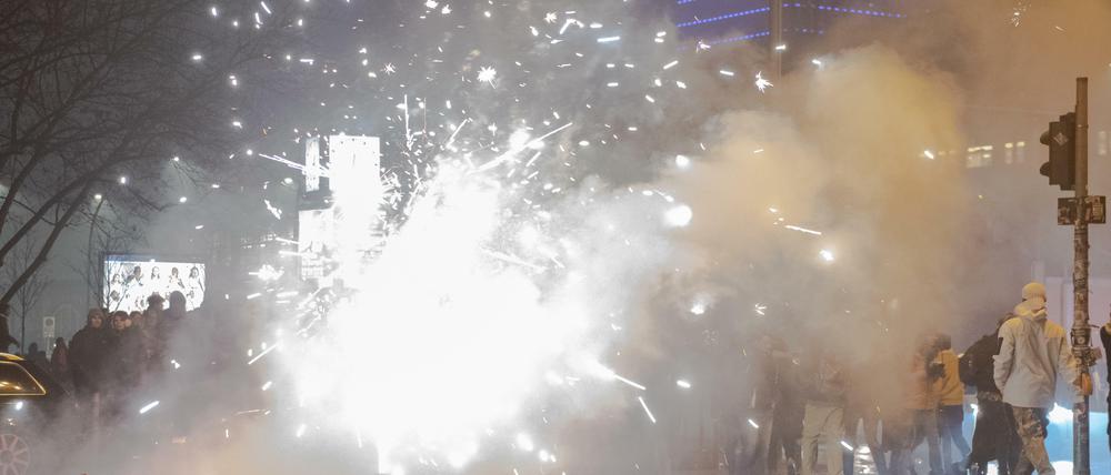 Silvester-Feuerwerk auf der Oberbaumbrücke zwischen den Berliner Stadtteilen Kreuzberg und Friedrichshain.