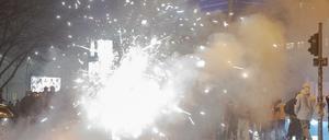 Silvester-Feuerwerk auf der Oberbaumbrücke zwischen den Berliner Stadtteilen Kreuzberg und Friedrichshain.