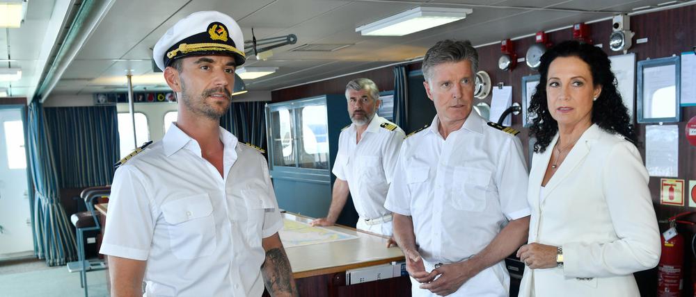 Das ZDF-"Traumschiff" mit ihrem neuen Kapitän Max Parger (Florian Silbereisen, l) fuhr an den Weihnachtstagen allen davon. 7,49 Millionen Zuschauer ließen sich am 2. Weihnachtstag nach Antigua entführen.