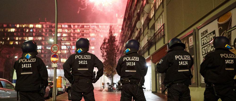 Attacken gegen Einsatzkräfte sind unberechenbar geworden, kritisieren Helfer. An Silvester werden Polizisten gezielt mit Feuerwerkskörpern beschossen.