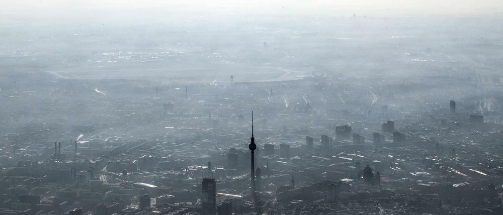 Unter einer Dunstglocke liegt der Fernsehturm am Alexanderplatz. 