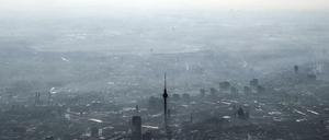 Unter einer Dunstglocke liegt der Fernsehturm am Alexanderplatz. 