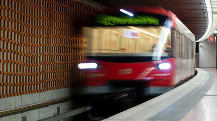 Bei einem Streit auf einem Bahnsteig ist ein 33 Jahre alter Mann am Nürnberger Hauptbahnhof vor eine einfahrende U-Bahn gestoßen worden.