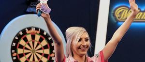 Fallon Sherrock verabschiedet sich vom Publikum.