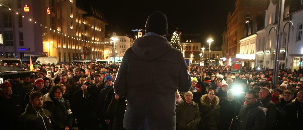 Stefan Hartung spricht zu Teilnehmern einer Kundgebung der NPD auf dem Altmarkt in Aue-Bad Schlema.