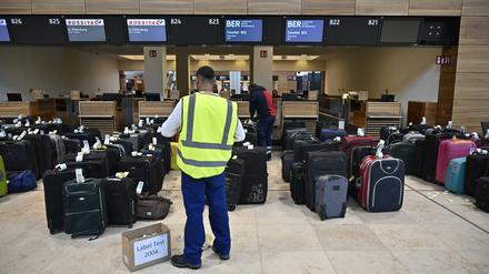 Wer wird kommen und gehen? Ein Gepäcktest am neuen Flughafen BER.