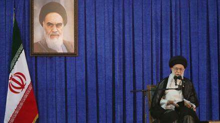 Ayatollah Ali Chamene’i ist das religiöse und politischen Zentrum des Iran. Israel verdächtigt seinen Nachbarn, eine Atombombe zu bauen. 