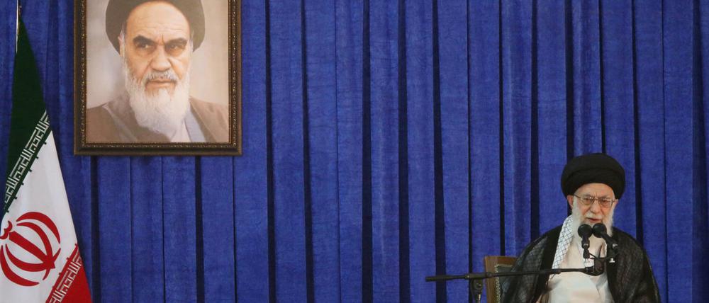 Ayatollah Ali Chamene’i ist das religiöse und politischen Zentrum des Iran. Israel verdächtigt seinen Nachbarn, eine Atombombe zu bauen.