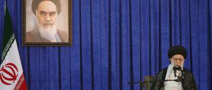 Ayatollah Ali Chamene’i ist das religiöse und politischen Zentrum des Iran. Israel verdächtigt seinen Nachbarn, eine Atombombe zu bauen. 