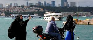 Frauen vor dem Bosporus in Istanbul.