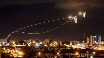 Israels Abwehrsystem "Iron Dome" fängt über Aschkalon Raketen aus Gaza ab – ein Archivbild aus dem Oktober 2018.