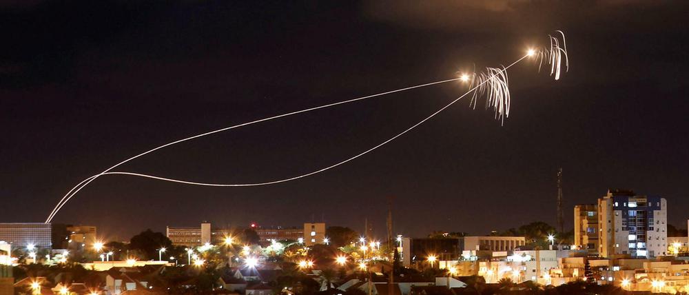 Israels Abwehrsystem "Iron Dome" fängt über Aschkalon Raketen aus Gaza ab – ein Archivbild aus dem Oktober 2018.