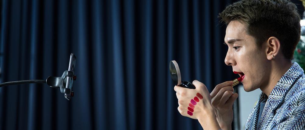  Li Jiaqi ist einer der erfolgreichsten Influencer des Landes. Er testet unter anderem Lippenstifte.