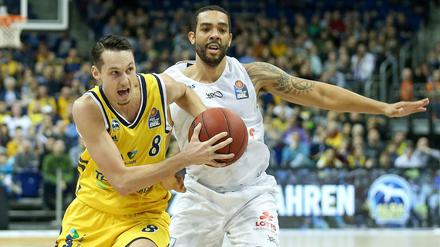 Sturm und Drang. Marcus Eriksson (l) und seine Mitspieler von Alba Berlin taten sich lange schwer gegen den Mitteldeutschen BC, ehe sie im dritten Viertel das Spiel drehten.