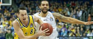 Sturm und Drang. Marcus Eriksson (l) und seine Mitspieler von Alba Berlin taten sich lange schwer gegen den Mitteldeutschen BC, ehe sie im dritten Viertel das Spiel drehten.