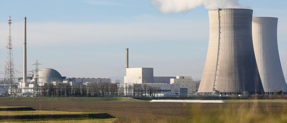 Wasserdampf steigt aus einem Kühlturm des Kernkraftwerks Philippsburg. Der Betreiber EnBW nahm es am Silvestertag vom Netz.