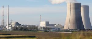 Wasserdampf steigt aus einem Kühlturm des Kernkraftwerks Philippsburg. Der Betreiber EnBW nahm es am Silvestertag vom Netz.