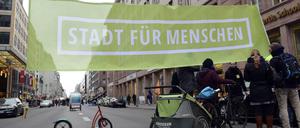 Die Friedrichstrasse wird immer wieder für die Autoverkehr gesperrt.