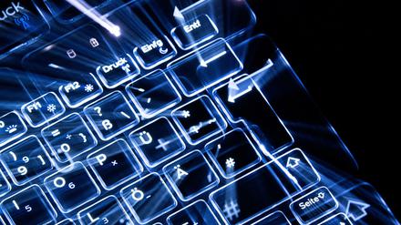 ILLUSTRATION - Tasten einer beleuchteten Tastatur. (Aufnahme mit Zoomeffekt).
