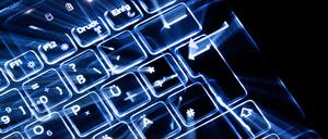 ILLUSTRATION - Tasten einer beleuchteten Tastatur. (Aufnahme mit Zoomeffekt). 