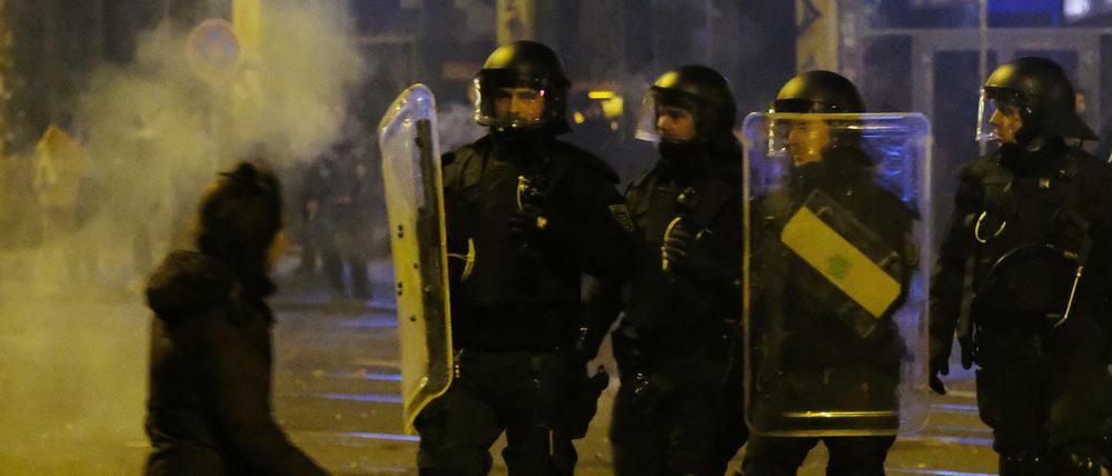 Polizisten räumen in der Silvesternacht 2020 eine Kreuzung im Stadtteil Connewitz.