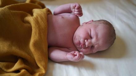 Das vermutliche erste Berliner Baby des Jahres 2020 kam in Spandau zur Welt.