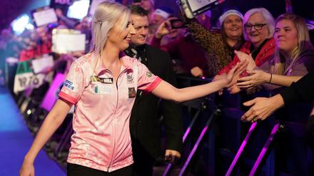 Die Größte. Fallon Sherrock war der Star der Darts-WM.